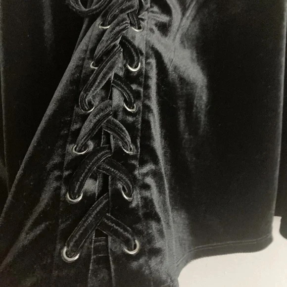 11-11 Hot Topic Black Velvet Short Skirt Lace Up Front Detail Stretch Medium - Picture 3 of 3